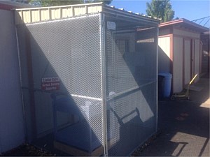 Cat Kennel with Corrugated Metal Top