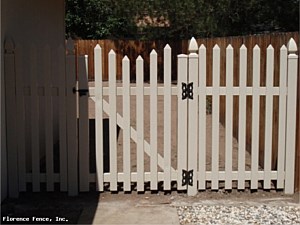 Picket Fence Scalloped white 5'tall