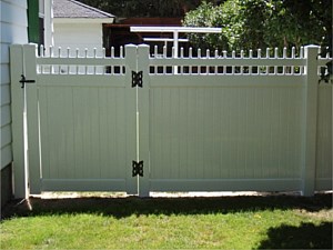 Privacy Vinyl Fence w/ picket top