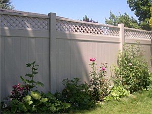 Privacy (Pebble Stone) Vinyl with Lattice Top